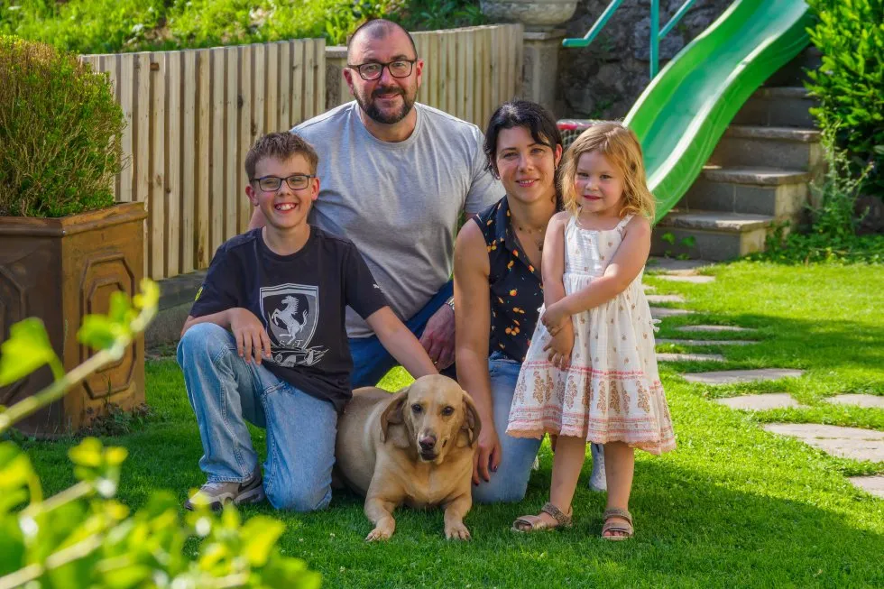 Familienfoto mit Hund Gonzo